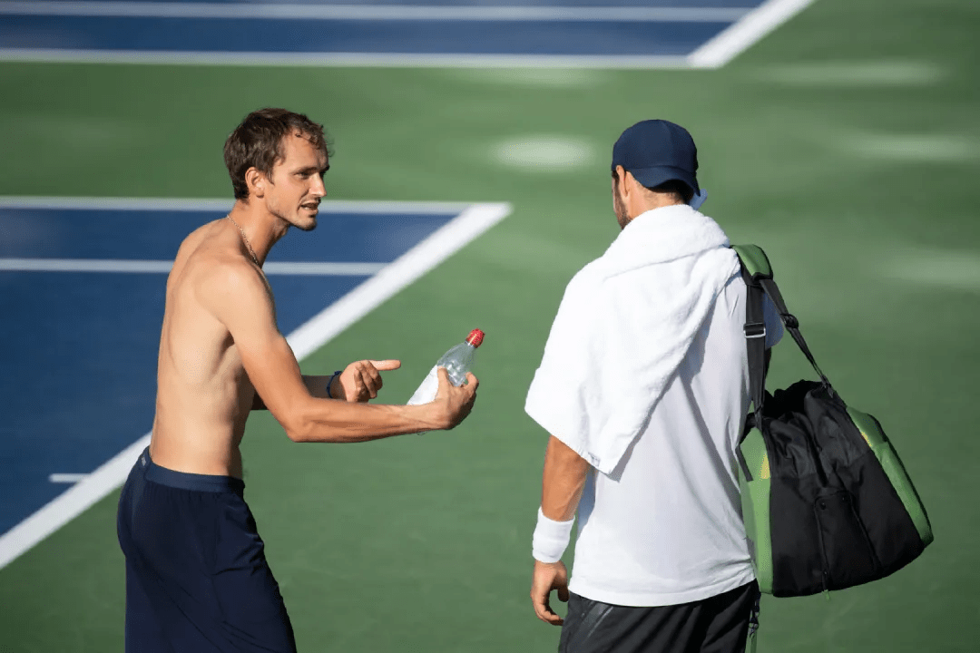 美网最新形势：纽约尼克斯高居榜首，本菲卡强势追赶，冠军归属成迷的简单介绍